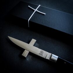 KIKUSUMI X MOKI Limited Edition Polished Black Steak Knife Gift Set with Hammered Steel Rest